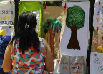 Activistas protestan contra el ‘fast fashion’ en México; jornada de reciclaje