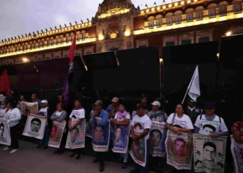 Padres de los 43 de Ayotzinapa instalan plantón; exigen reunión con AMLO