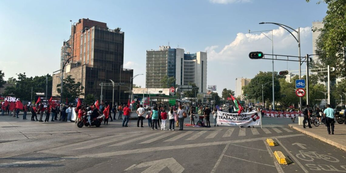 Trabajadores de la CDMX bloquean Paseo de la Reforma y Av. Insurgentes