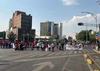 Trabajadores de la CDMX bloquean Paseo de la Reforma y Av. Insurgentes