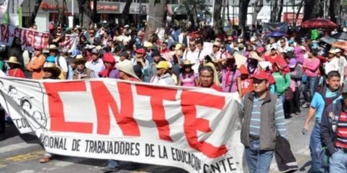 AMLO revela que CNTE le llama “fresa” por no tirar “Ley Zedillo” y “Ley Calderón” sobre pensiones