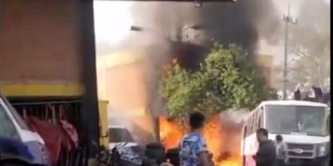 Reconoce AMLO a piloto de helicóptero que cayó en Coyoacán; evitó caer en viviendas, dice