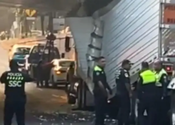 Tráiler rompe su caja al pasar por el bajo puente en Viaducto y Eje Central