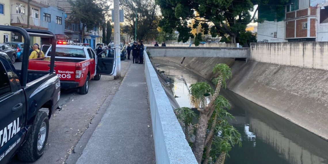 Encuentran cuerpo flotando en canal de aguas negras en Naucalpan