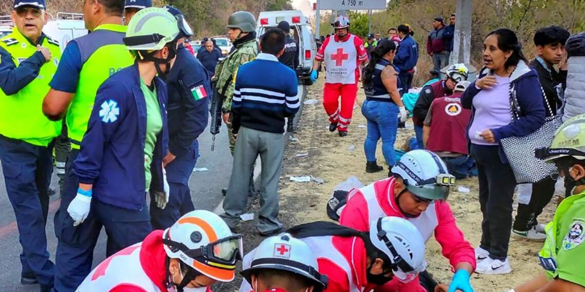 Entregan a familiares los cuerpos de 12 peregrinos tras accidente en Malinalco