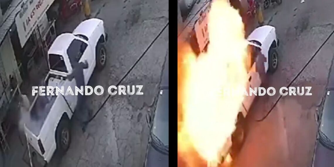 Explota camioneta cuando era abastecida de gas en Ecatepec