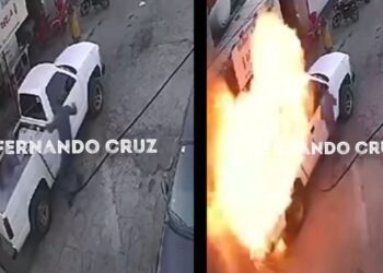 Explota camioneta cuando era abastecida de gas en Ecatepec