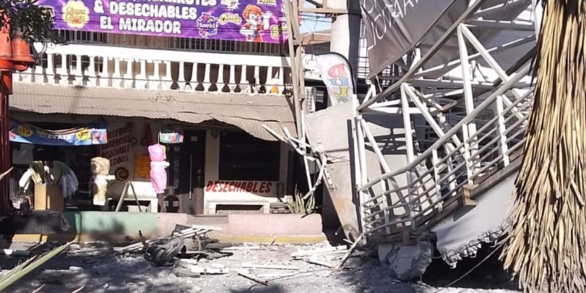 Grúa derriba puente peatonal en San Nicolás de los Garza; varios heridos