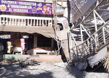Grúa derriba puente peatonal en San Nicolás de los Garza; varios heridos