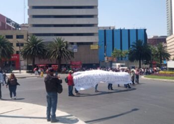 Manifestantes mantienen bloqueo en Paseo de la Reforma