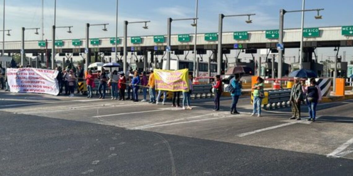 Vecinos de Ecatepec bloquean la caseta de Ojo de Agua por falta de agua potable