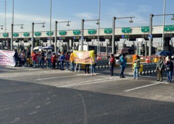 Vecinos de Ecatepec bloquean la caseta de Ojo de Agua por falta de agua potable
