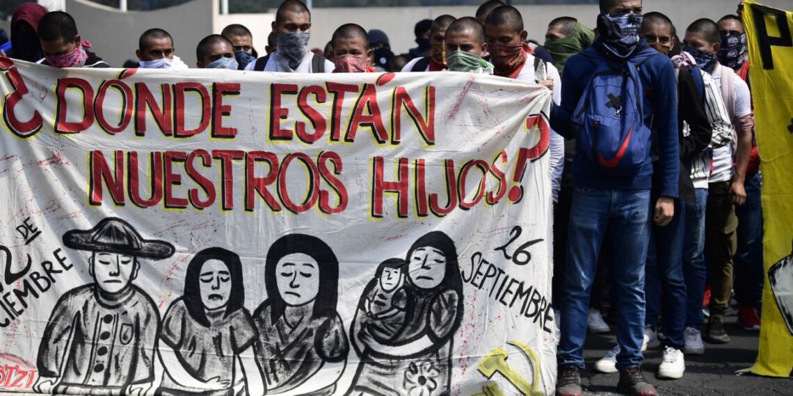 Padres de los 43 de Ayotzinapa convocan a boicot electoral para exigir justicia