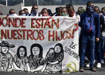 Padres de los 43 de Ayotzinapa convocan a boicot electoral para exigir justicia