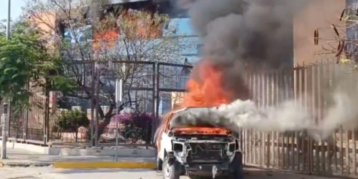Con petardos y piedras normalistas de Ayotzinapa atacan Palacio de Gobierno de Guerrero