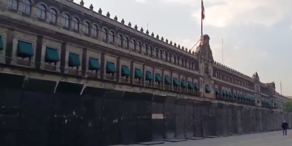 Por posibles provocadores en protestas de Ayotzinapa, AMLO justifica blindaje a Palacio Nacional