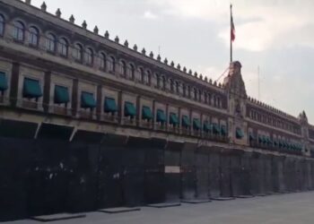 Por posibles provocadores en protestas de Ayotzinapa, AMLO justifica blindaje a Palacio Nacional