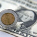 Peso mexicano se fortalece un 1% frente al dólar