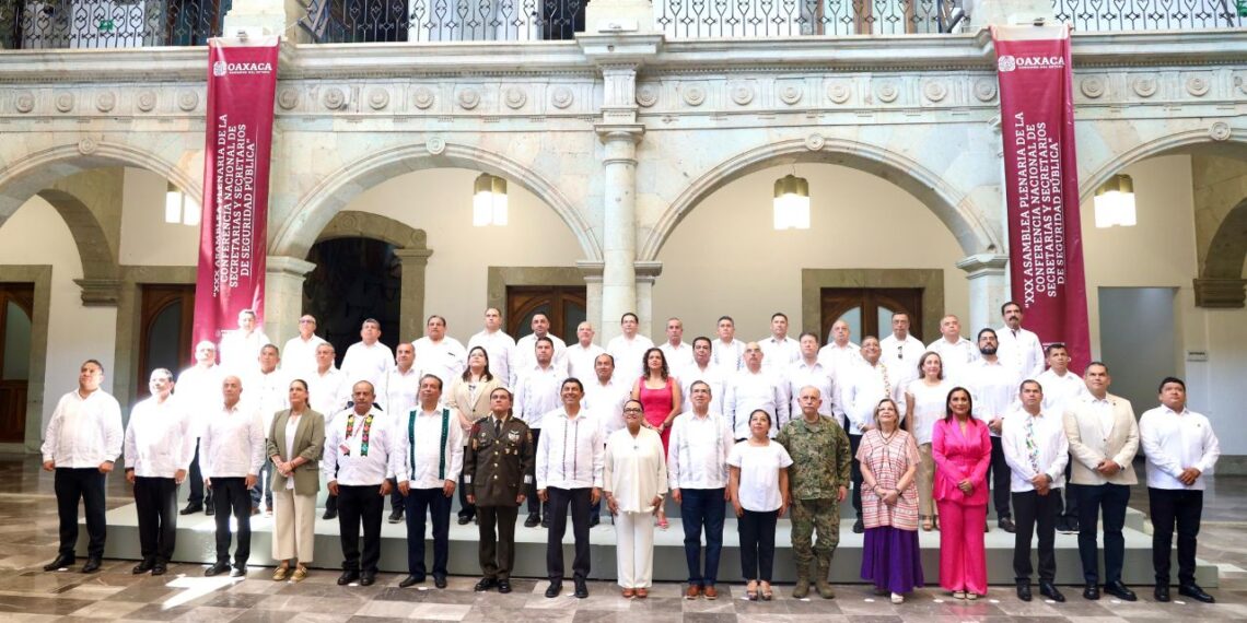 Rosa Icela encabeza asamblea de seguridad en Oaxaca con gobernador Salomón Jara