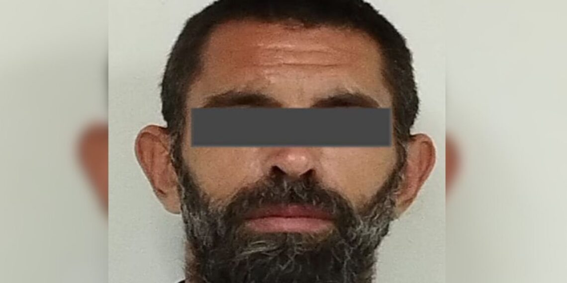 Hombre sorprendido orinando en calle de NL era buscado por el FBI por abuso sexual