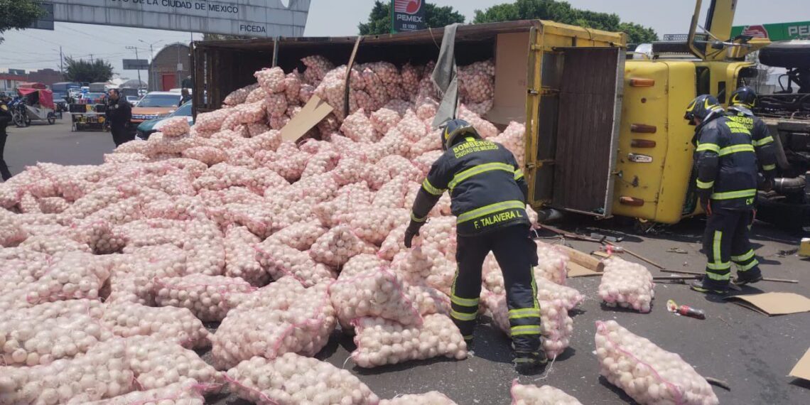 Vuelca camión con 22 toneladas de cebollas en la Central de Abasto