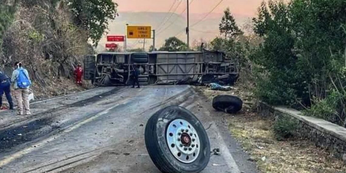 Vuelca camión con peregrinos en carretera de Malinalco; hay al menos 18 muertos