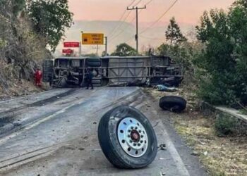 Vuelca camión con peregrinos en carretera de Malinalco; hay al menos 18 muertos