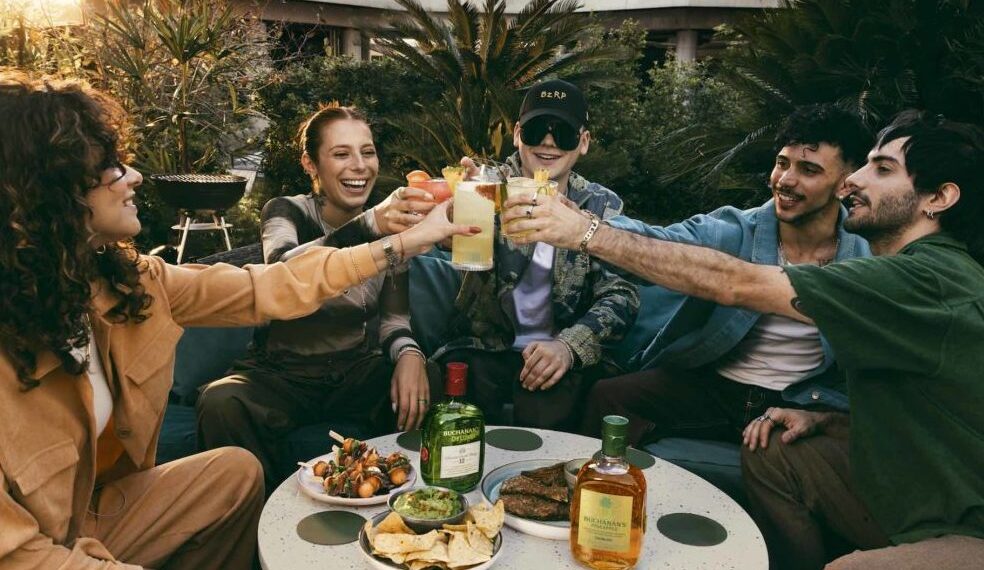 Buchanan’s elige a Bizarrap para su nueva campaña ‘Estamos en familia’