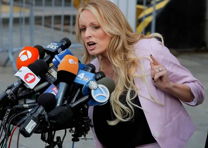 Stormy Daniels testifica en el juicio penal contra Trump