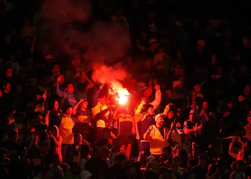 Vetan a 57 barristas de Boca; llevaban cuatro armas de fuego