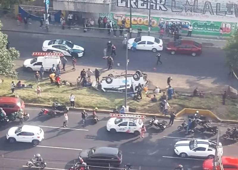Detienen a chofer de unidad volcada en Zaragoza CDMX; iba a exceso de velocidad