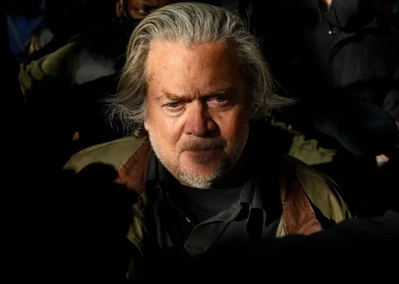 Corte de EU confirma condena a prisión de Steve Bannon, exasesor de Trump