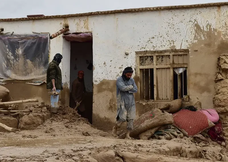 Inundaciones en Afganistán dejan más de 300 muertos; arrasan con viviendas y cultivos