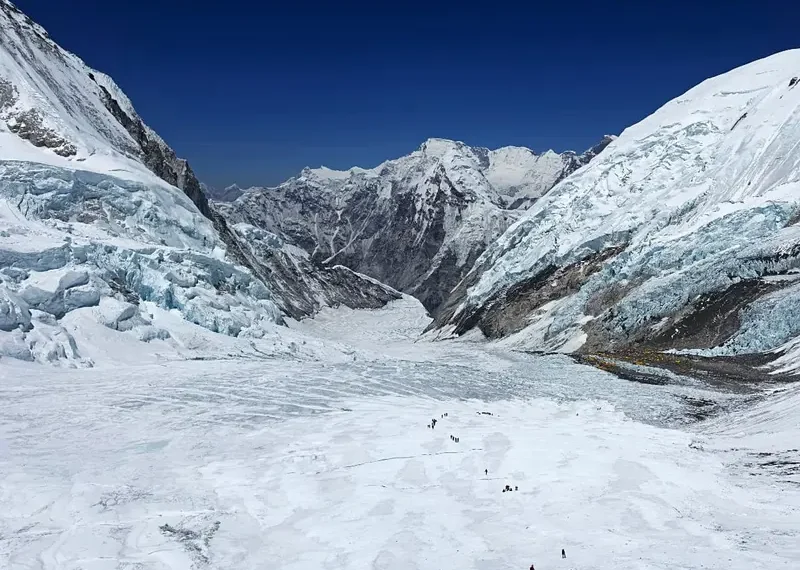 Alpinista keniano muere en el Everest y su guía nepalí está desaparecido