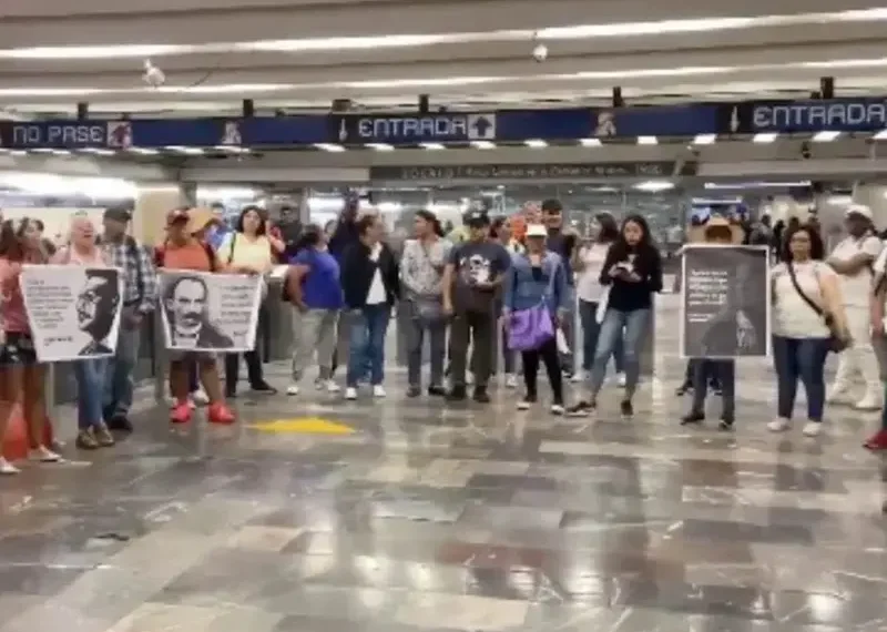 Maestros de la CNTE vuelven a tomar estación Hidalgo del Metro de la CDMX