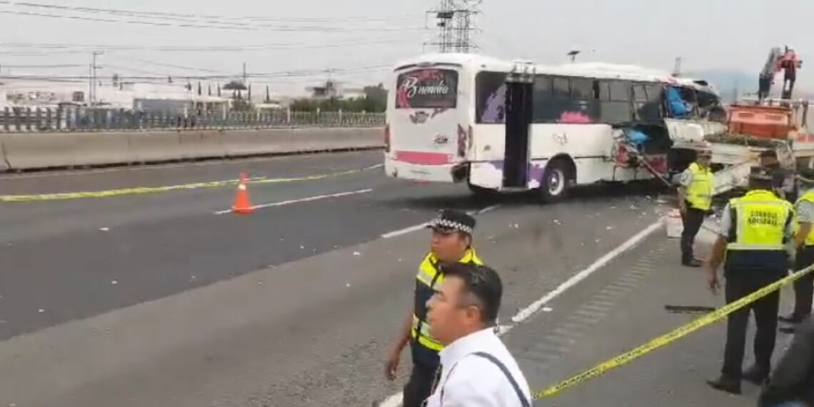 Autobús choca contra grúa en la México-Pachuca; hay un muerto y tres heridos
