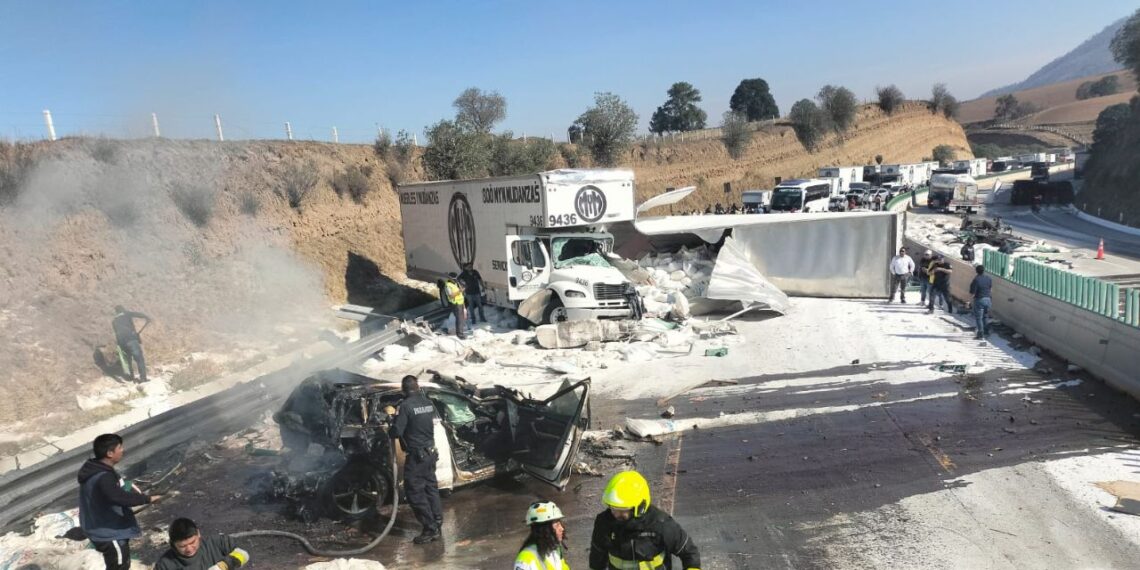 Accidente en la México-Puebla deja tráiler volcado y auto calcinado; hay 1 muerto y heridos