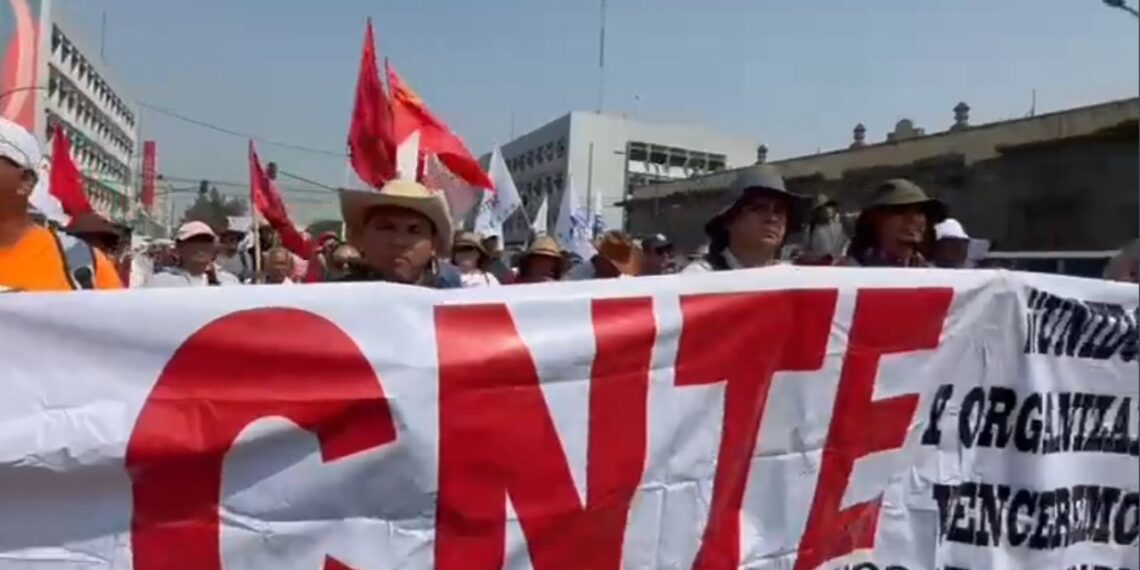 CNTE califica de “burla” anuncio de AMLO de aumento salarial