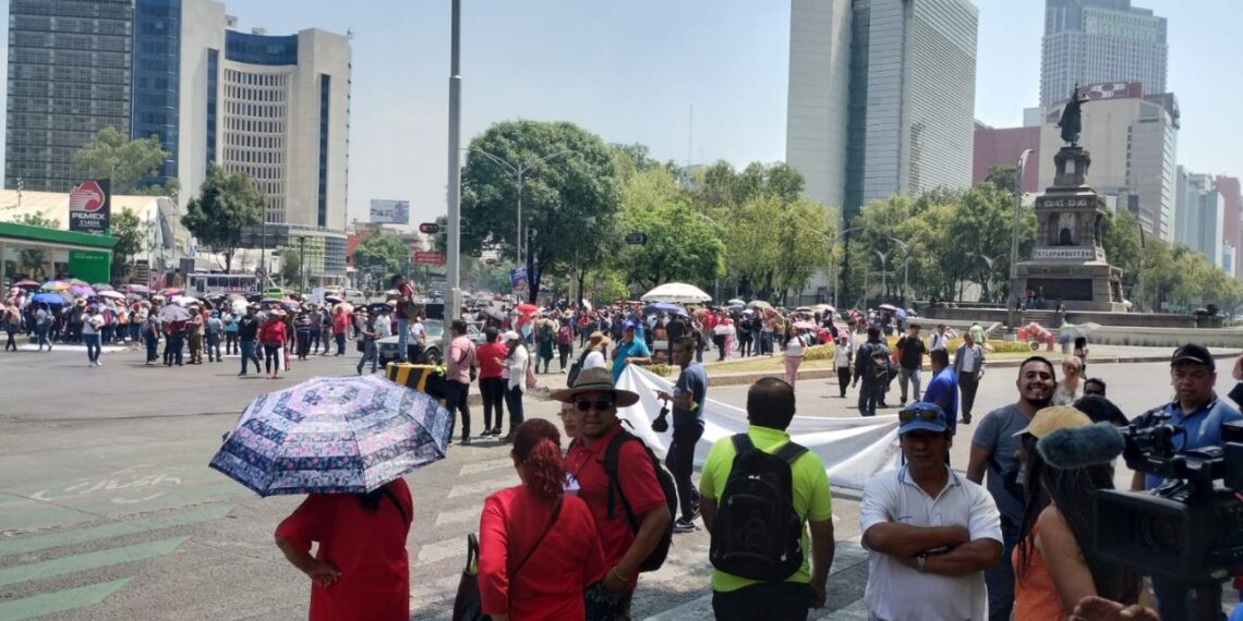 Maestros bloquean Paseo de la Reforma e Insurgentes