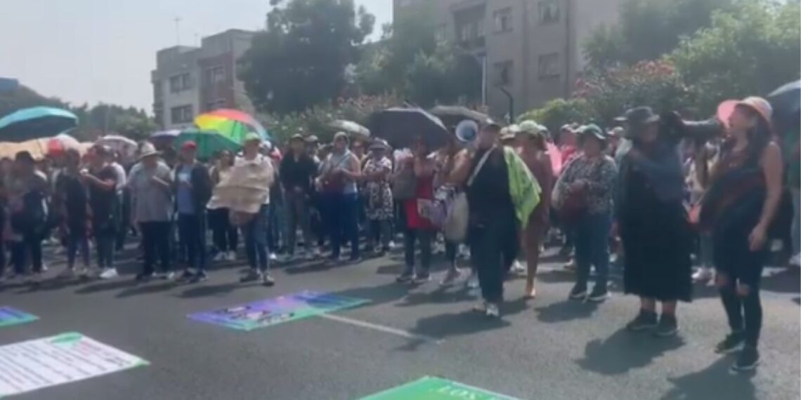 Maestros de la CNTE bloquean Tlalpan frente a instalaciones del SNTE