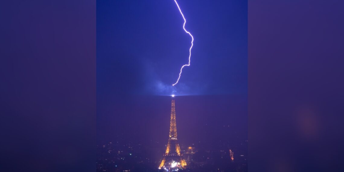 Rayo pega a Torre Eiffel durante tormenta eléctrica en París