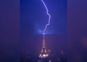 Rayo pega a Torre Eiffel durante tormenta eléctrica en París