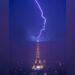 Rayo pega a Torre Eiffel durante tormenta eléctrica en París