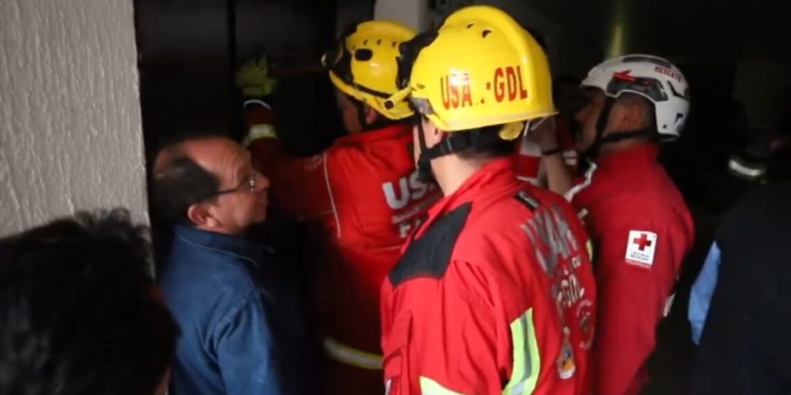 Elevador colapsa desde quinto piso con 10 atletas en Guadalajara