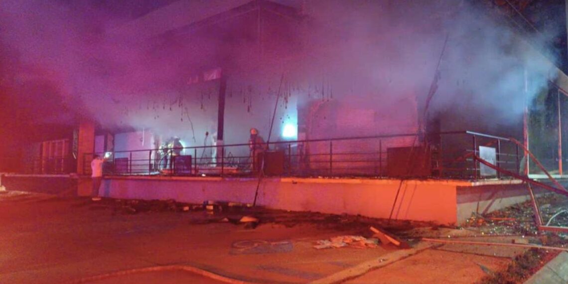 Incendio consume bar de Colima; indagan si fue provocado