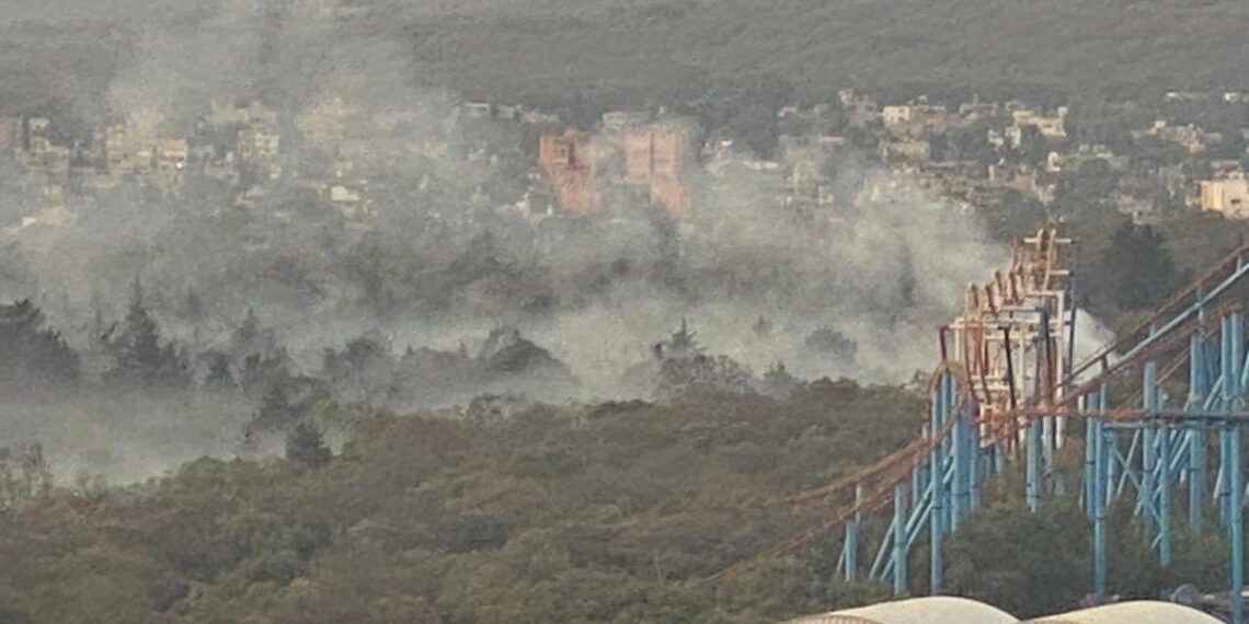 Combaten incendio en el Bosque de Tlalpan, cerca de Six Flags