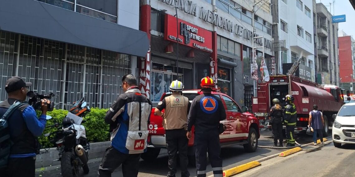 Desalojan edificio por incendio de basura en la Avenida Cuauhtémoc