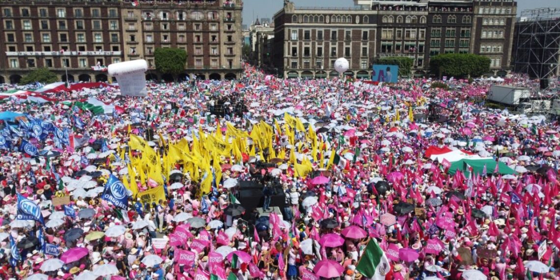 Marea Rosa concentra a 95 mil personas en el Zócalo