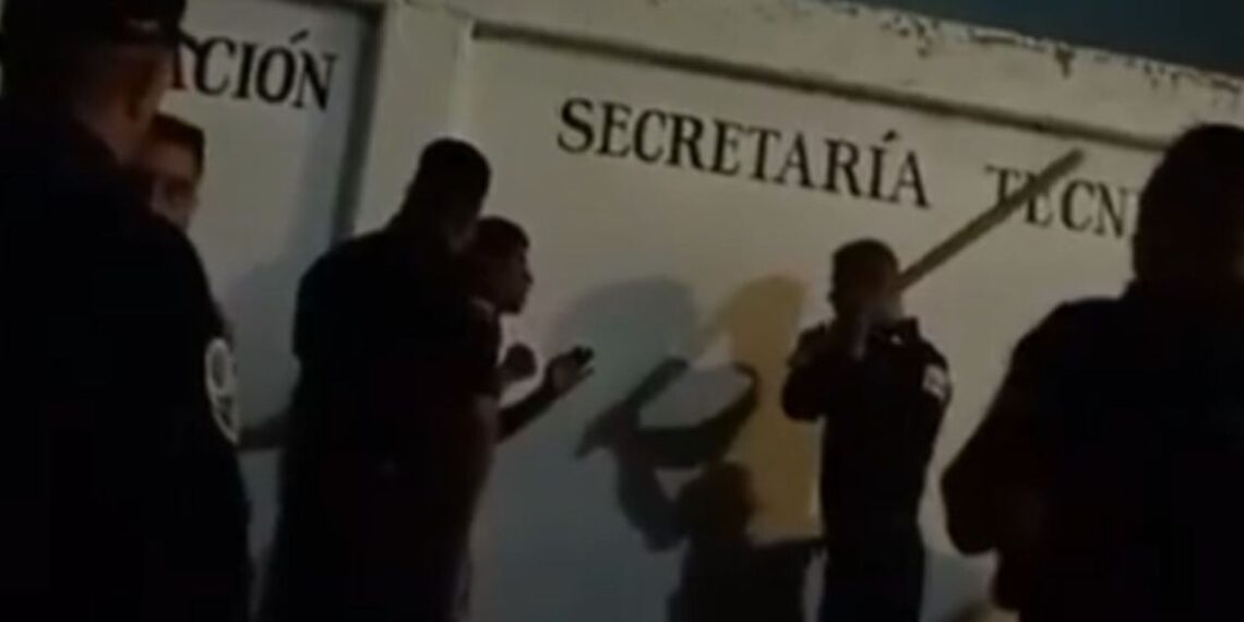 Captan a policías municipales de Cuautitlán golpeando a detenido
