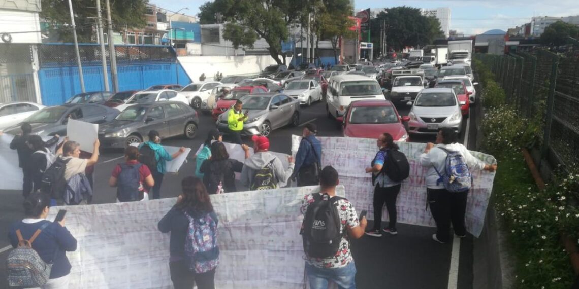 Realizan bloqueo en ambos sentidos de la Calzada de Tlalpan